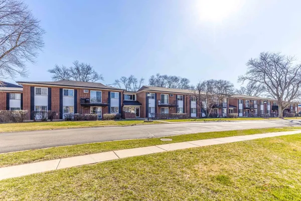 $204,900 | 2407 East Brandenberry Court, Unit 2K, Arlington Heights, IL 60004