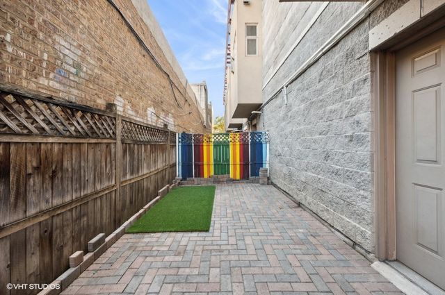 a view of a pathway with a white house