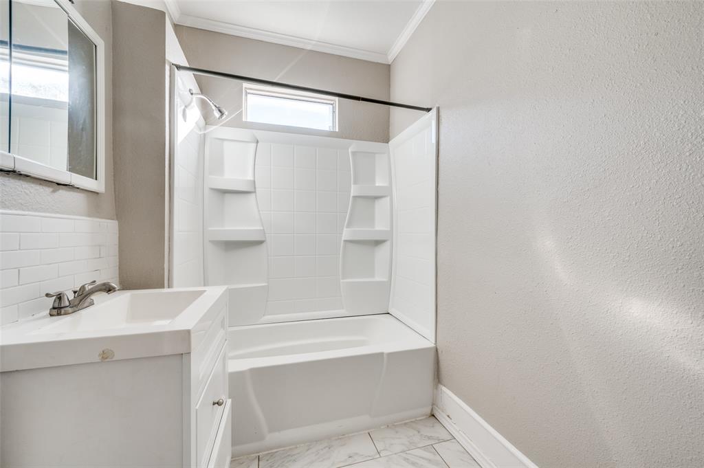 419 North Frances Street Dallas, TX 75211 - Photo 12 of 25 a bathroom with a bathtub and a sink
