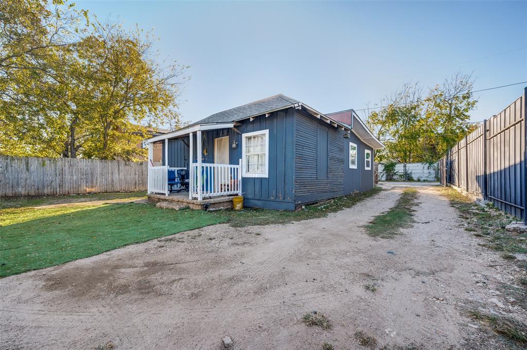 419 North Frances Street Dallas, TX 75211 - Photo 20 of 25 a backyard of a house