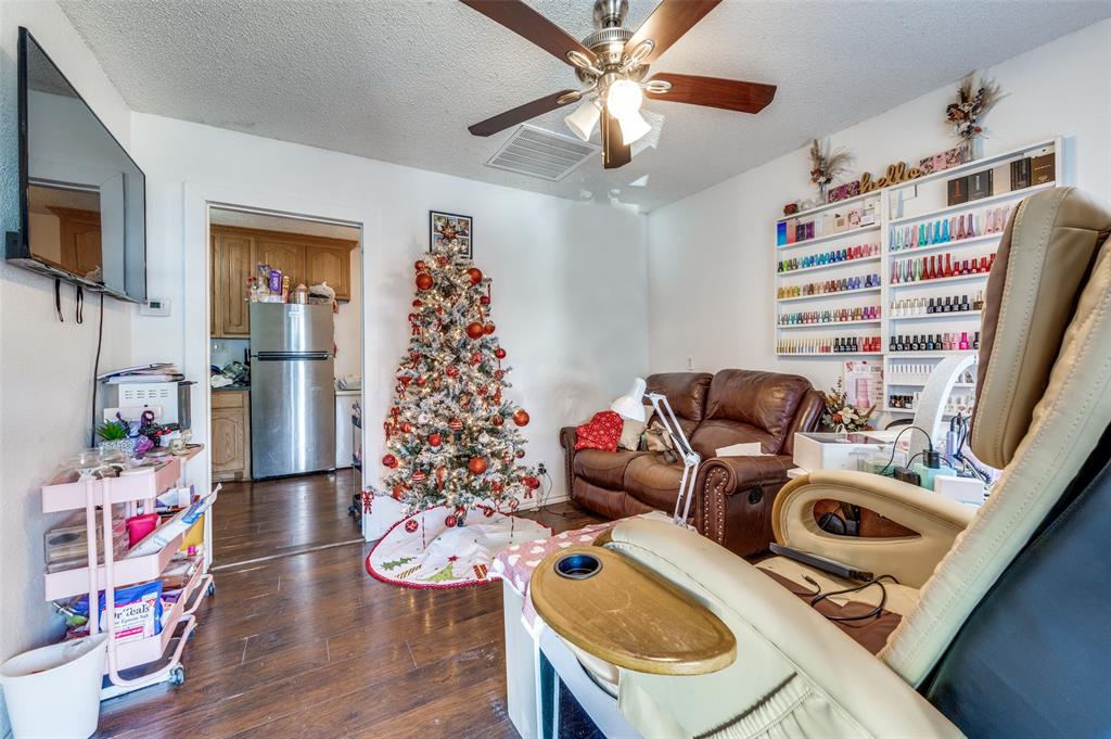 419 North Frances Street Dallas, TX 75211 - Photo 22 of 25 a living room with furniture and a flat screen tv