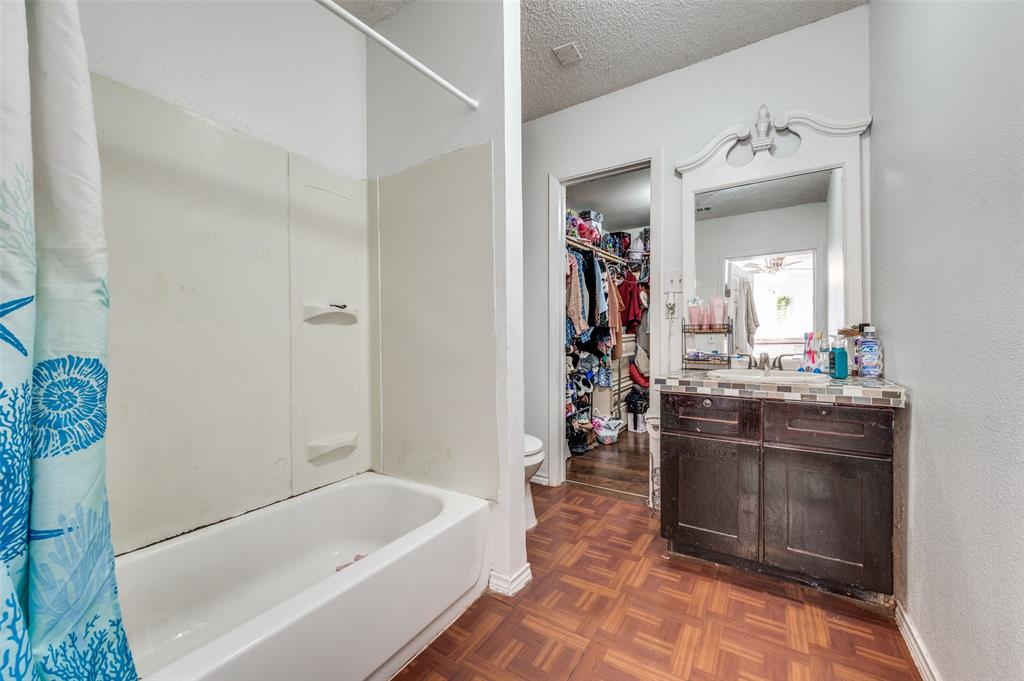 419 North Frances Street Dallas, TX 75211 - Photo 25 of 25 a bathroom with a bathtub sink and mirror