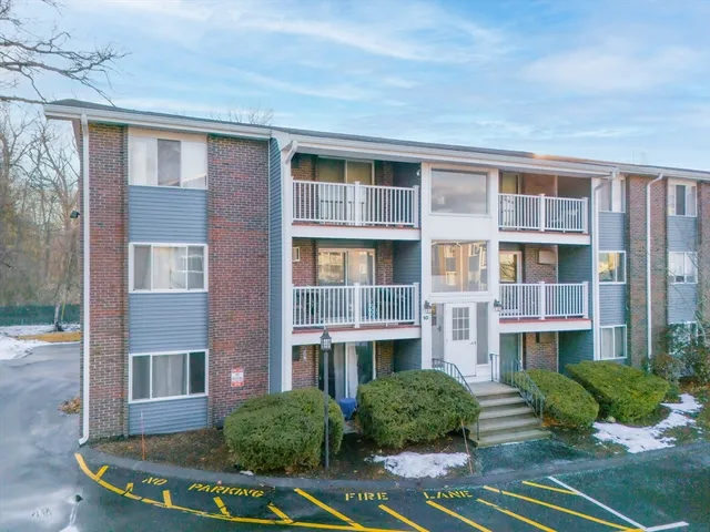 $2,300 | 10 Woodcrest Court, Unit 4, Weymouth, MA 02190