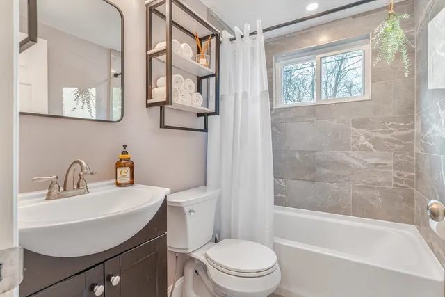 $2,300 | 10 Woodcrest Court, Unit 4, Weymouth, MA 02190