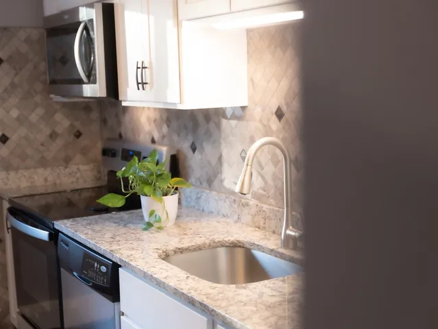 $2,300 | 10 Woodcrest Court, Unit 4, Weymouth, MA 02190