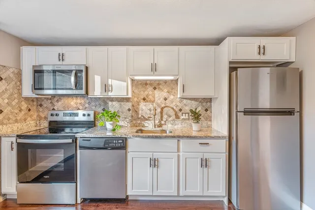 $2,300 | 10 Woodcrest Court, Unit 4, Weymouth, MA 02190