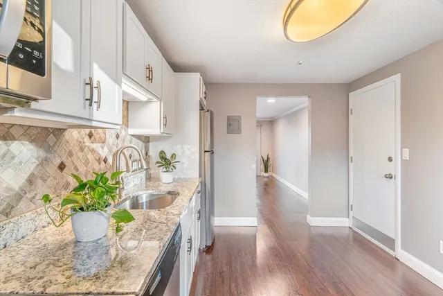 $2,300 | 10 Woodcrest Court, Unit 4, Weymouth, MA 02190