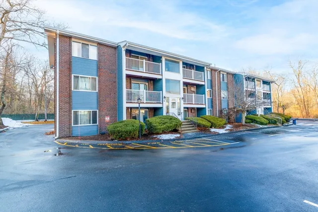 $2,300 | 10 Woodcrest Court, Unit 4, Weymouth, MA 02190