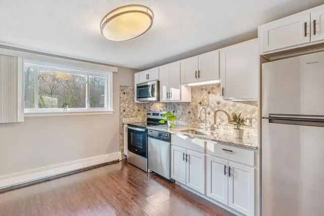 $2,300 | 10 Woodcrest Court, Unit 4, Weymouth, MA 02190