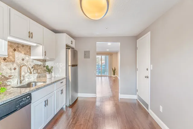 $2,300 | 10 Woodcrest Court, Unit 4, Weymouth, MA 02190