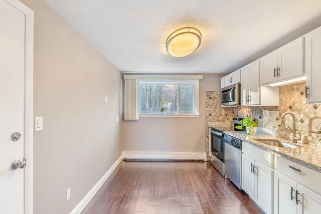 $2,300 | 10 Woodcrest Court, Unit 4, Weymouth, MA 02190