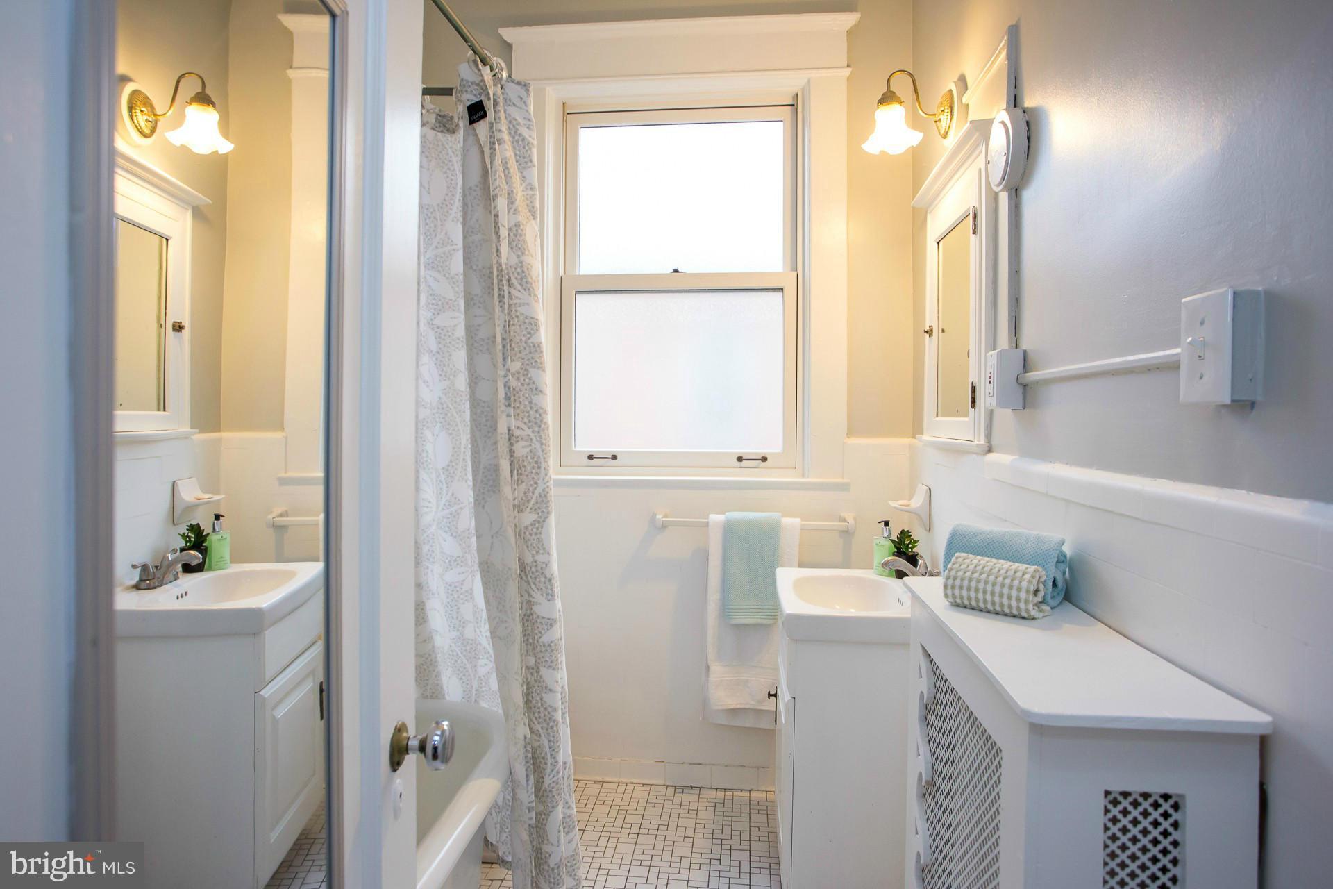 1736 Columbia Road Northwest, Unit 406 Washington, DC 20009 - Photo 23 of 30 Bath