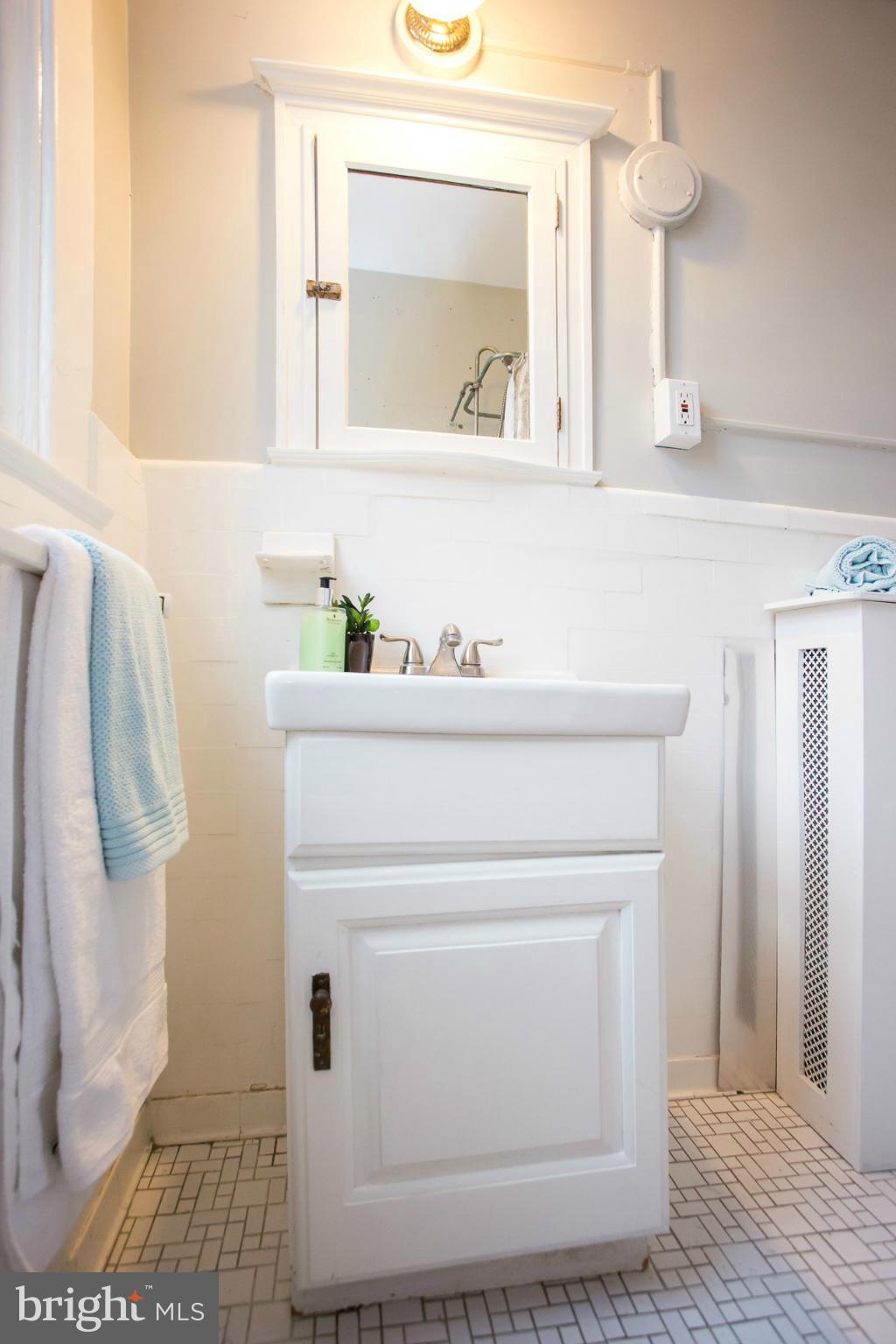 1736 Columbia Road Northwest, Unit 406 Washington, DC 20009 - Photo 25 of 30 Bath