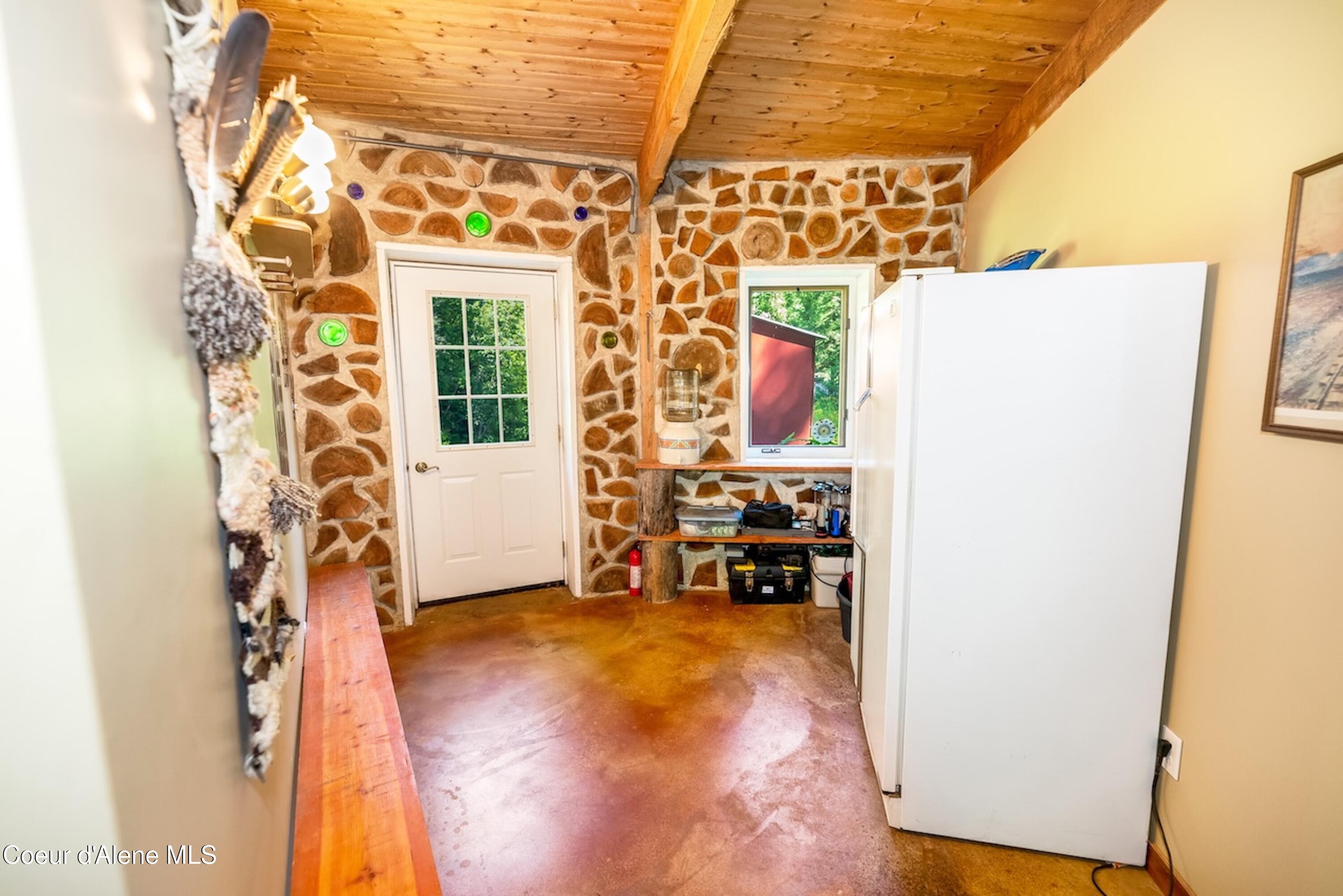 316 Granite Creek Road Nordman, ID 83848 - Photo 18 of 43 Entryway