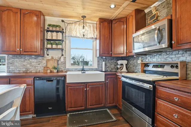 $399,900 | 165 Crabtree Drive, Levittown, PA 19055