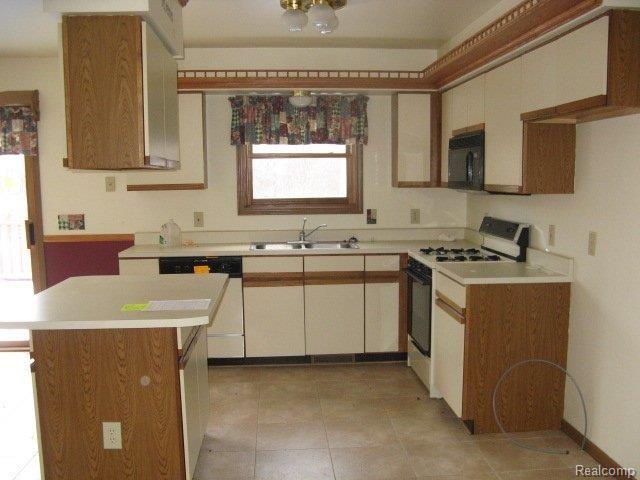 173 Maple Grove Road Lapeer, MI 48446 - Photo 4 of 13 17 Kitchen