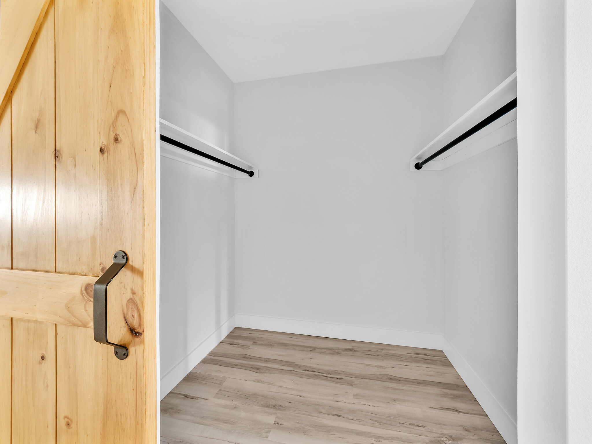 94-1549 Ha'Eha'e Street Naalehu, HI 96772 - Photo 17 of 30 a view of a hallway with wooden floor