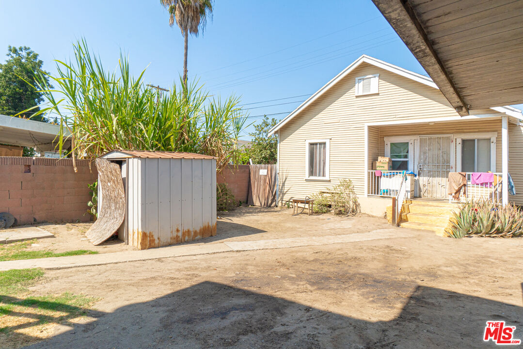 721 East 42nd Place Los Angeles, CA 90011 - Photo 4 of 8 a view of a house with backyard and sitting area