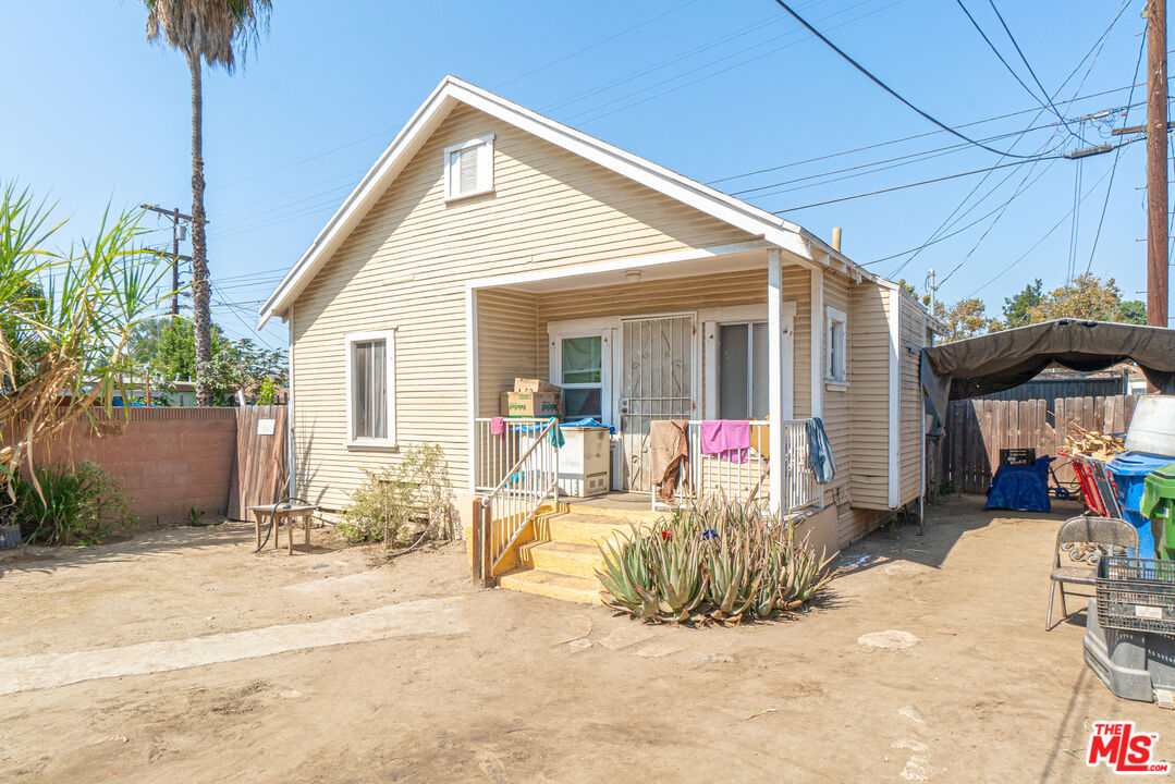 721 East 42nd Place Los Angeles, CA 90011 - Photo 5 of 8 a view of the patio of the house
