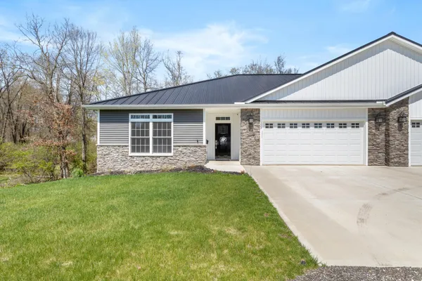 $419,900 | 233 Auseon Court, Hillsdale, MI 49242