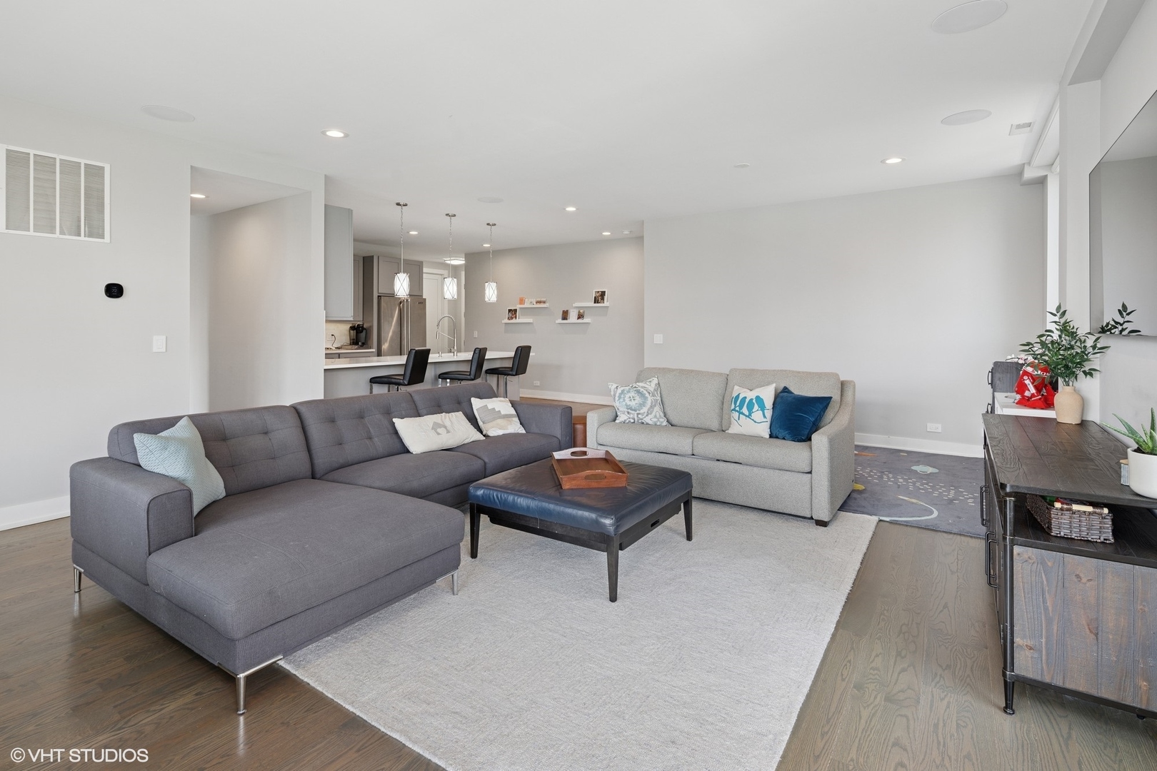 236 South Racine Avenue, Unit 304 Chicago, IL 60607 - Photo 4 of 19 a living room with furniture and a table