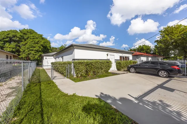a view of a house with a yard