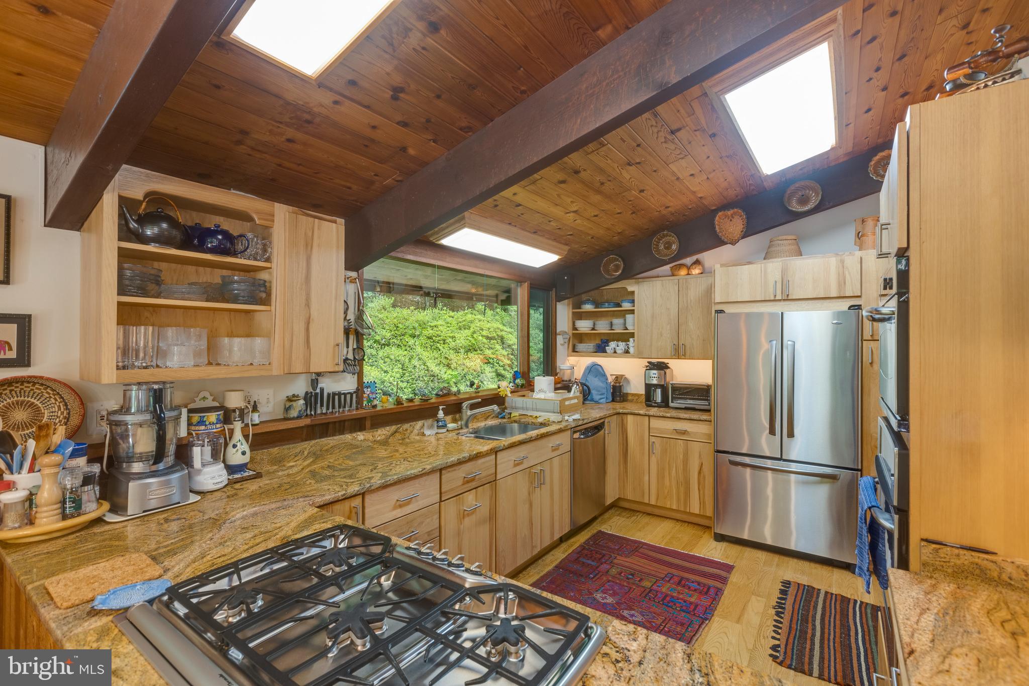 9520 Sagamore Spring Road Great Falls, VA 22066 - Photo 13 of 106 5 Burner Thermador GAS Cooktop, Downdraft Exhaust