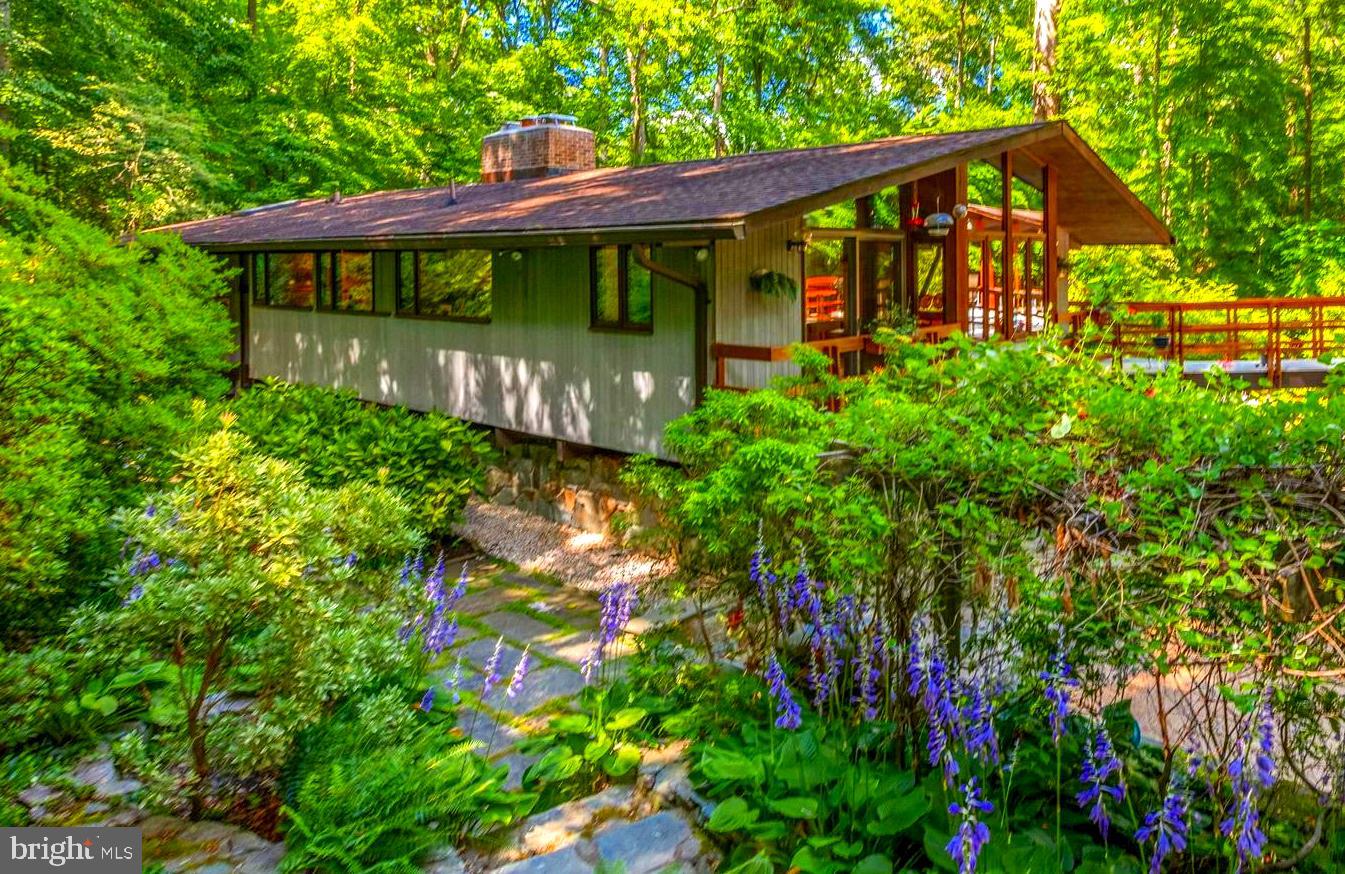 9520 Sagamore Spring Road Great Falls, VA 22066 - Photo 17 of 106 Front & Side view of home from top driveway