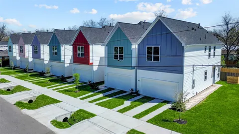 a view of an house with backyard and entertaining space