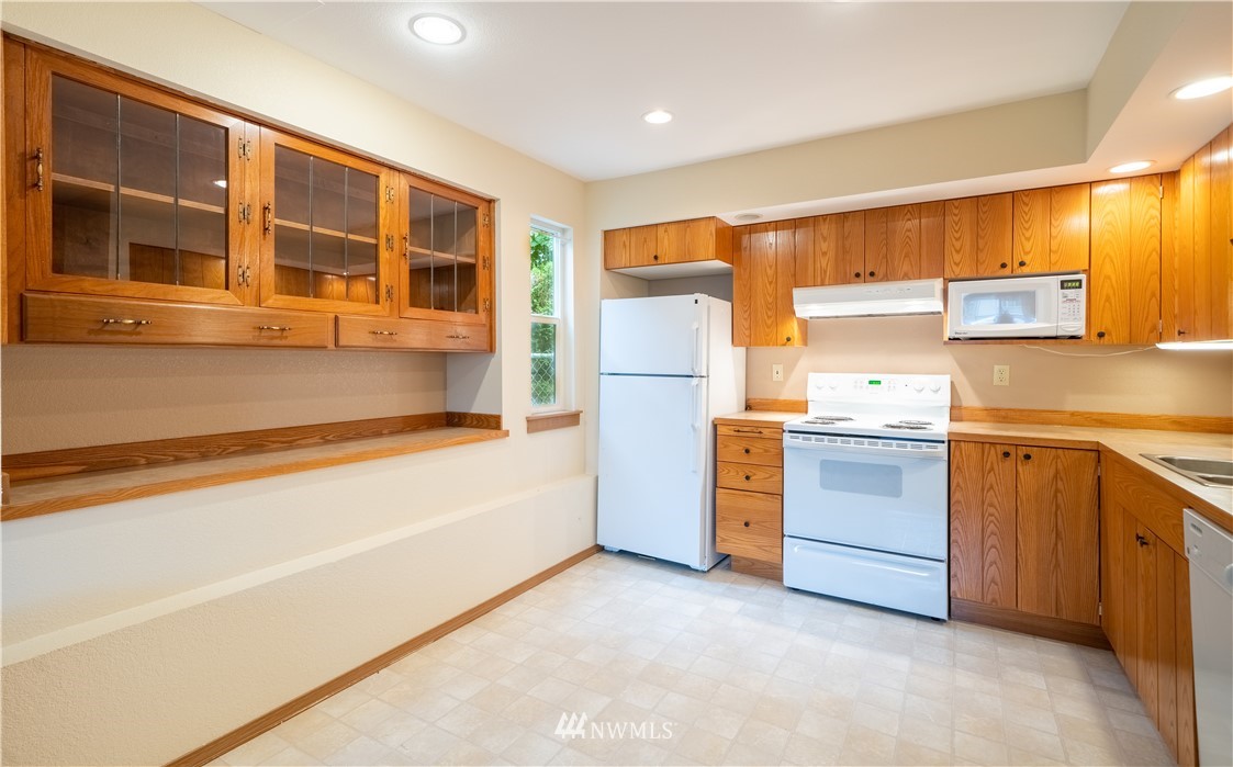 9809 Northeast 204th Place Bothell, WA 98011 - Photo 16 of 24