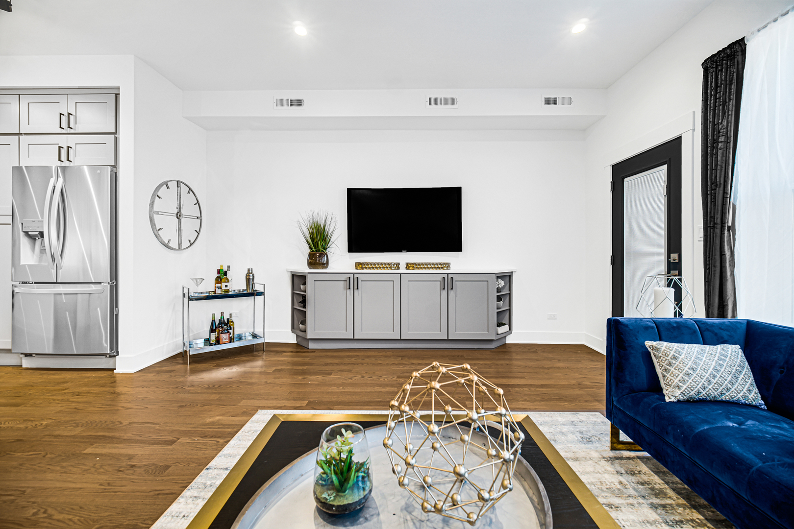 4559 South Michigan Avenue, Unit 2S Chicago, IL 60653 - Photo 20 of 26 a living room with furniture and a flat screen tv