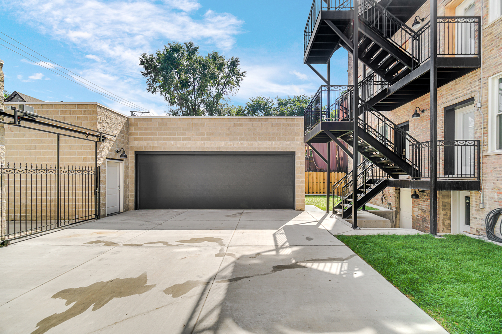 4559 South Michigan Avenue, Unit 2S Chicago, IL 60653 - Photo 23 of 26 a house view with a outdoor space