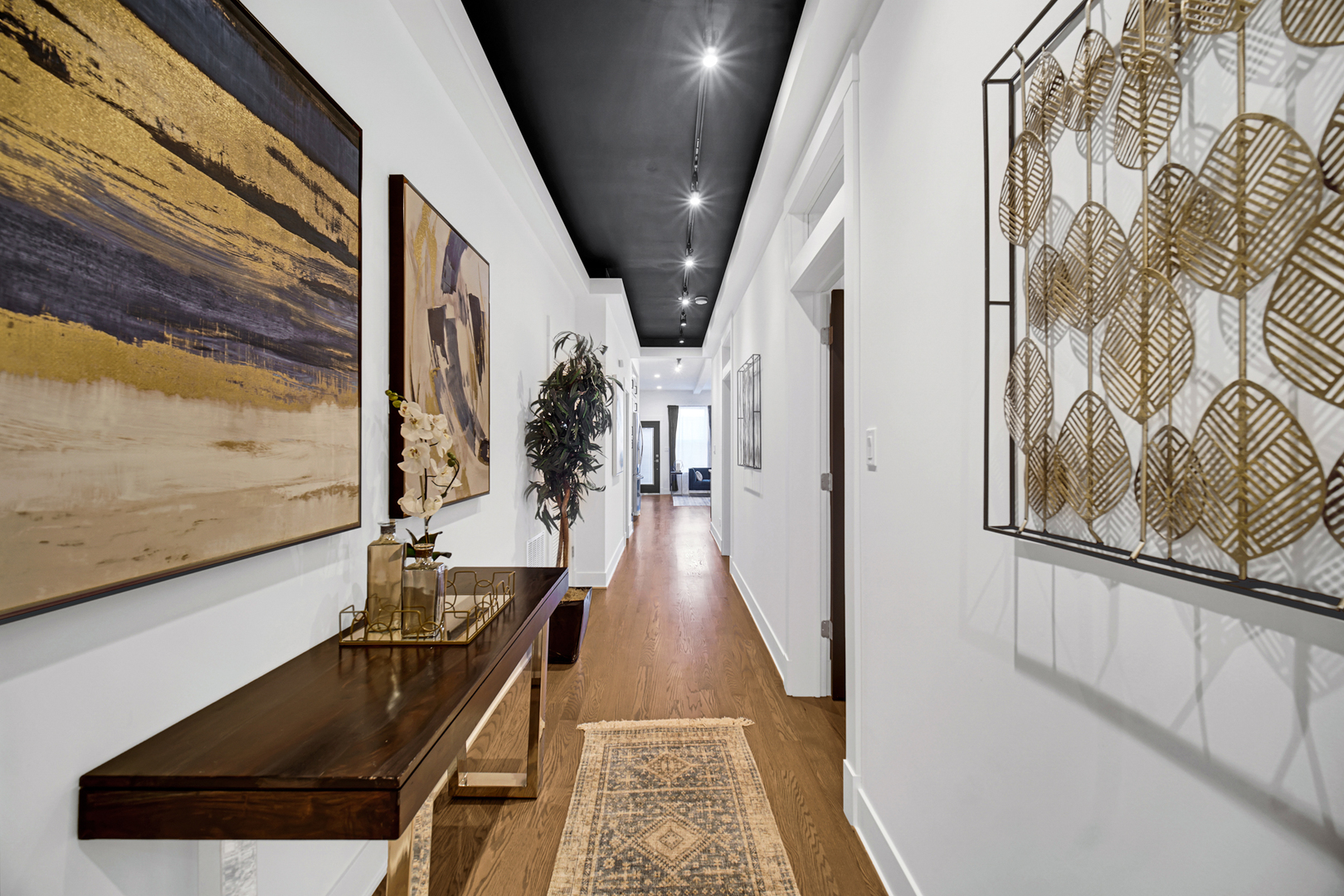 4559 South Michigan Avenue, Unit 2S Chicago, IL 60653 - Photo 8 of 26 a view of a living room with a rug