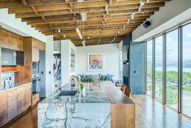 a view of livingroom with furniture