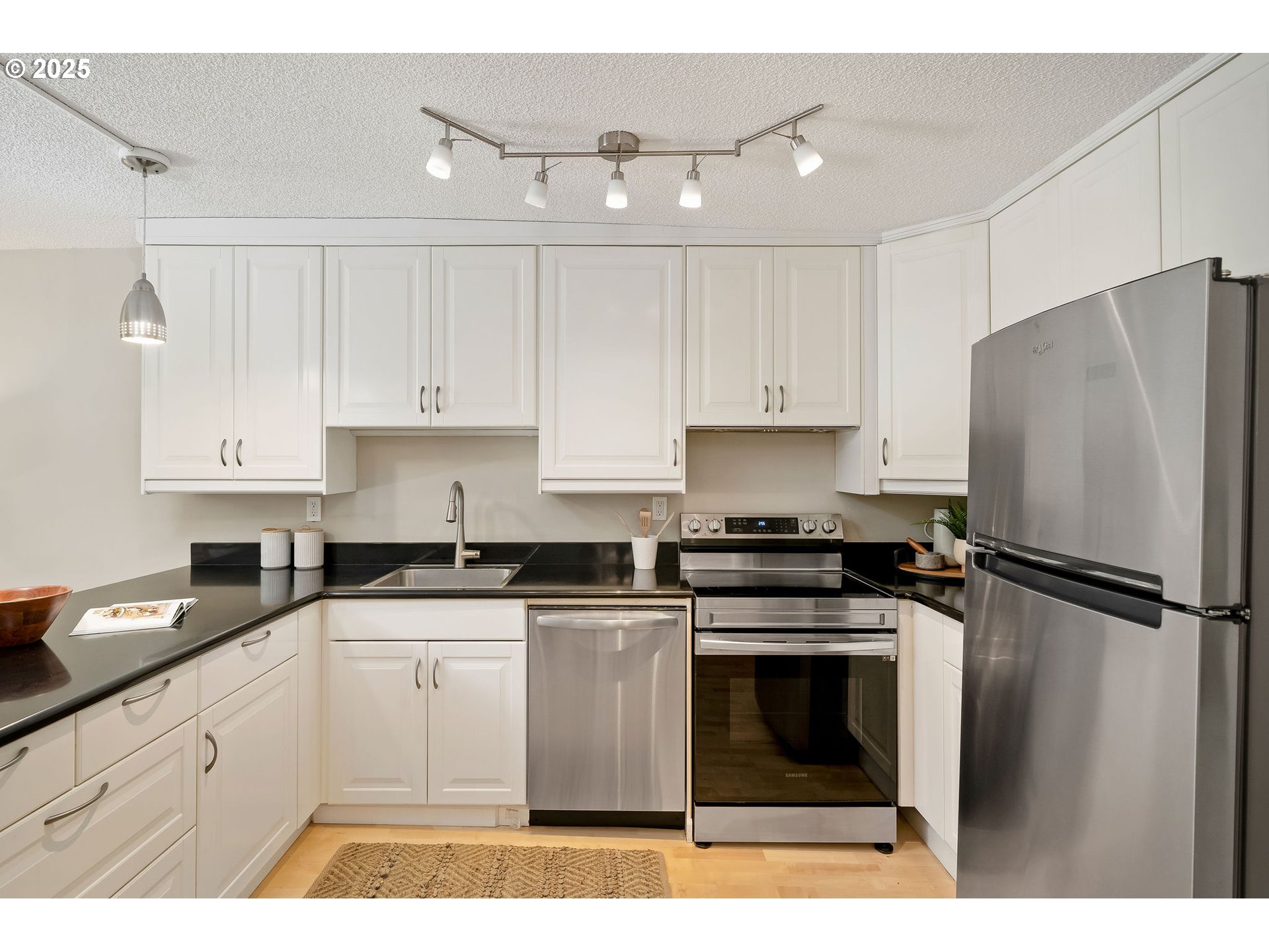 2393 Southwest Park Place, Unit 106 Portland, OR 97205 - Photo 15 of 38