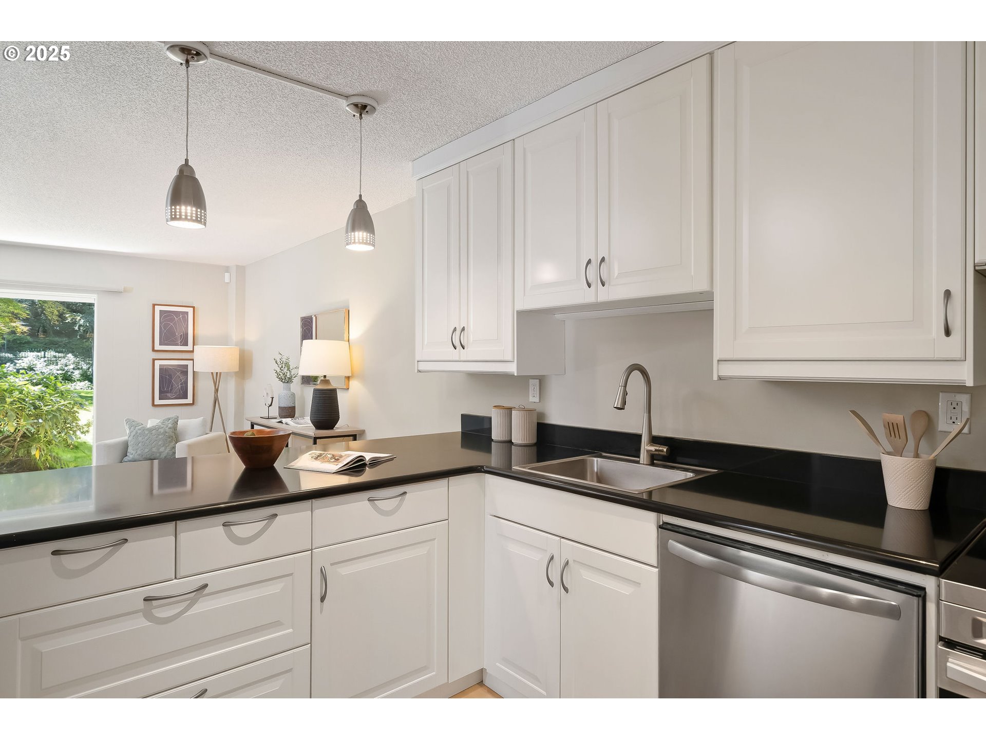 2393 Southwest Park Place, Unit 106 Portland, OR 97205 - Photo 16 of 38