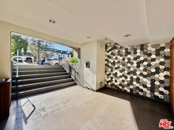 $2,250 | 5805 West 8th Street, Unit 100, Los Angeles, CA 90036