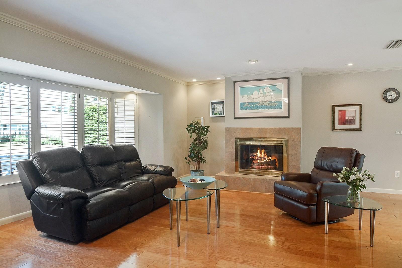 232 Cove Place Jupiter Inlet Colony, FL 33469 - Photo 5 of 22 LIVINGROOM