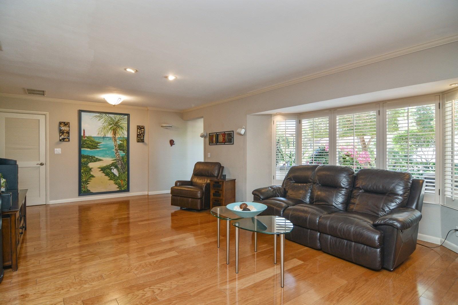 232 Cove Place Jupiter Inlet Colony, FL 33469 - Photo 6 of 22 LIVINGROOM