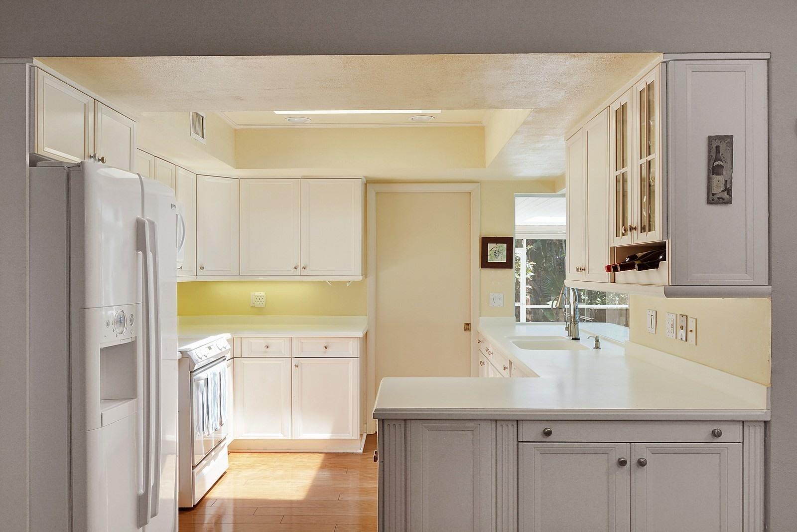 232 Cove Place Jupiter Inlet Colony, FL 33469 - Photo 8 of 22 KITCHEN