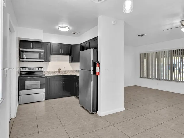 $650,000 | 186-188 Southeast 27th Way, Boynton Beach, FL 33435