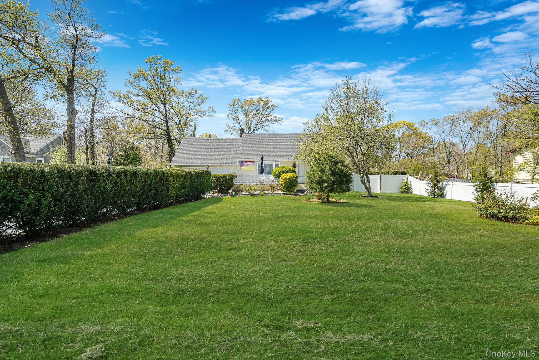 1989 William Floyd Parkway Ridge, NY 11961 - Photo 5 of 43