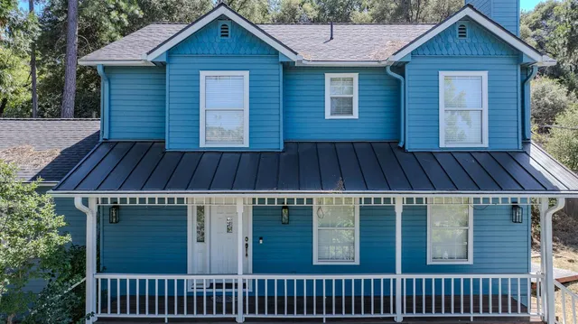 a view of a house with a yard