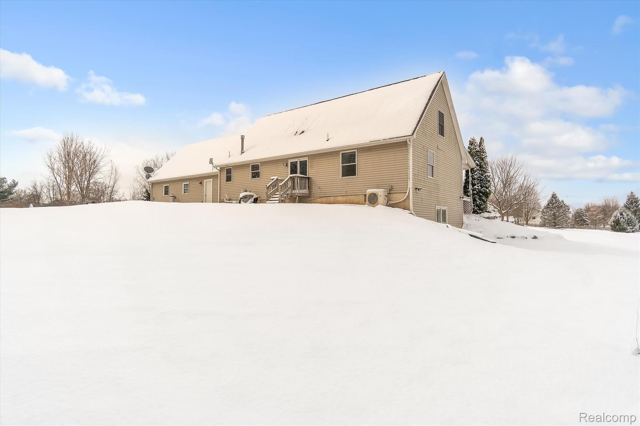 9344 Antcliff Road Howell, MI 48855 - Photo 30 of 43 back of home from left.jpg