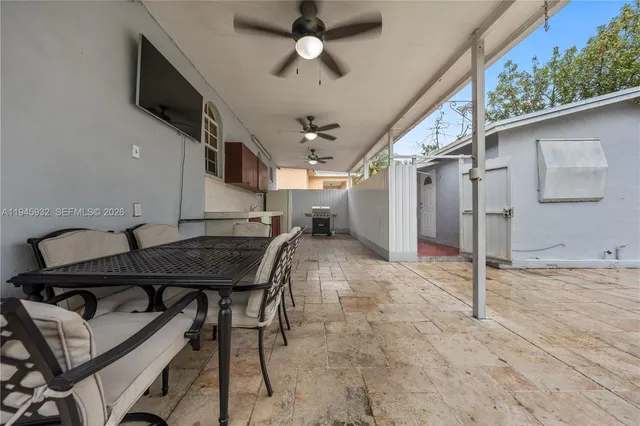 a view of a livingroom with furniture and a ceiling fan