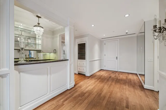 $1,870,000 | 1100 Uptown Park Boulevard, Unit 102, Houston, TX 77056