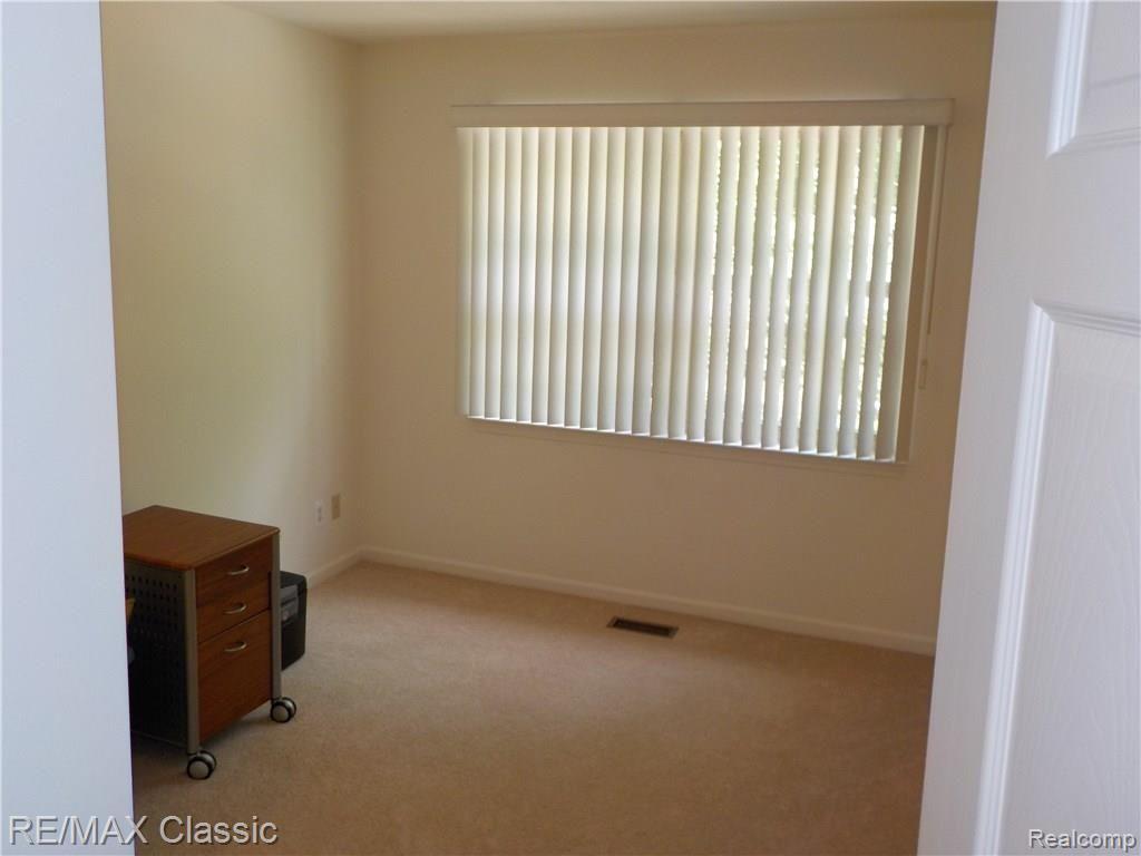 16954 Farmington Road Livonia, MI 48154 - Photo 13 of 15 DSCN2646.JPG