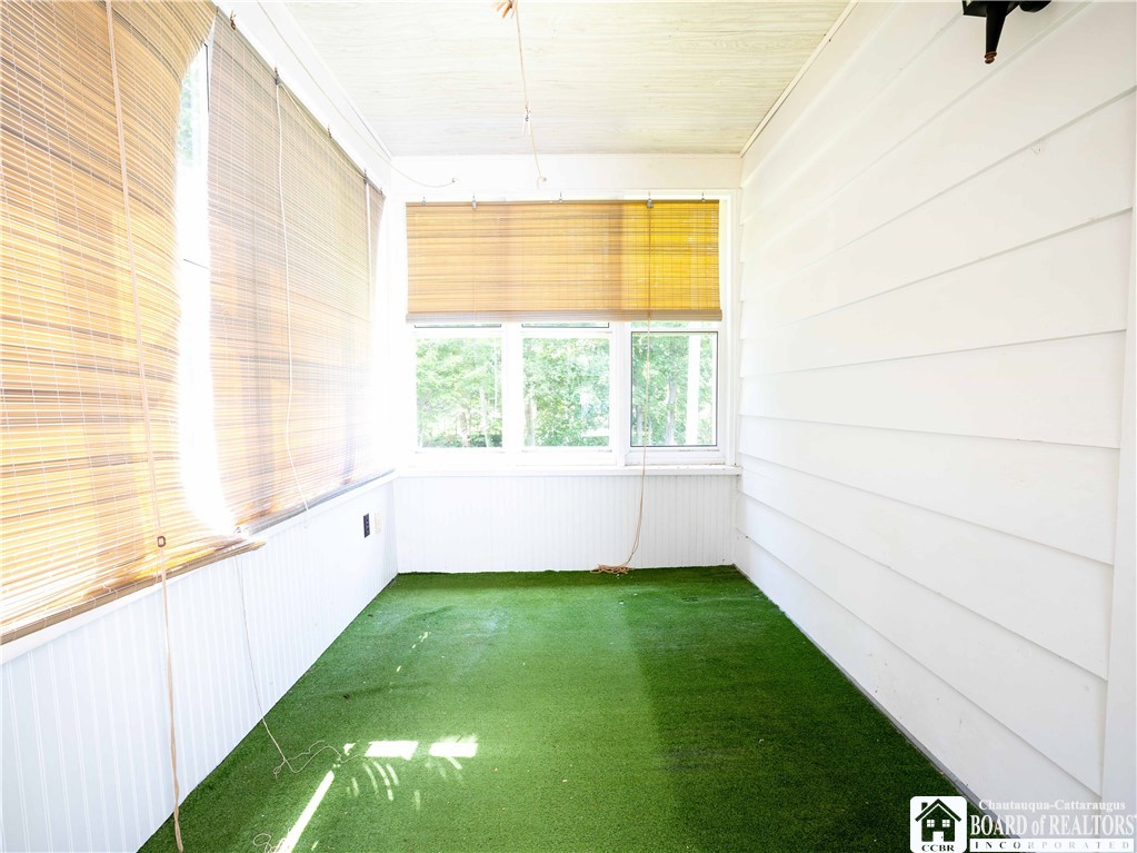 17 Lodi Street Hanover, NY 14062 - Photo 17 of 33 Enclosed rear porch