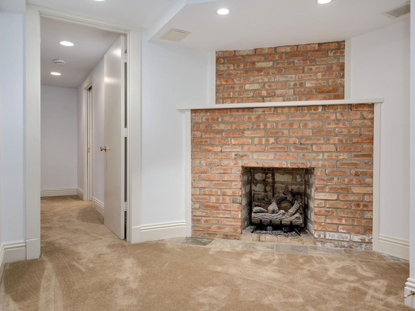 3020 North Sheridan Road, Unit 1N Chicago, IL 60657 - Photo 24 of 29 a view of an empty room and fire place