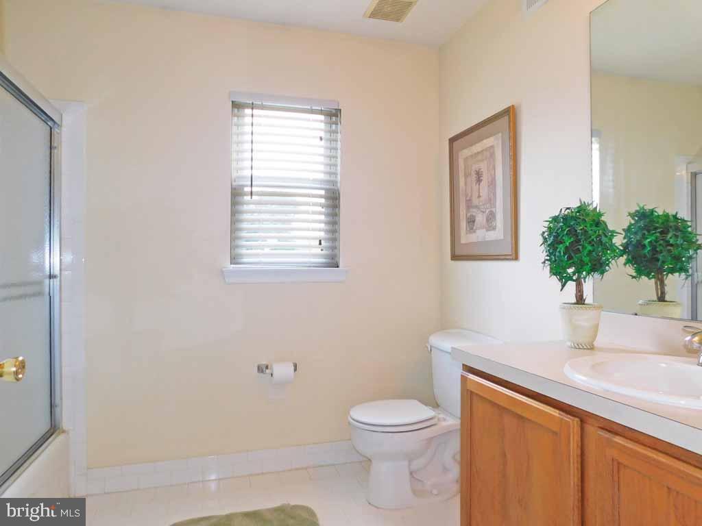 19 Greene Road Warminster, PA 18974 - Photo 17 of 20 Main Hall Bathroom